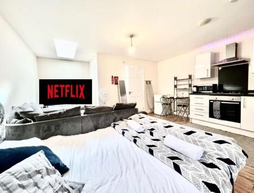 Lt Properties Luxury Luton town centre studio 65inch Tv Netflix Ground Floor 2