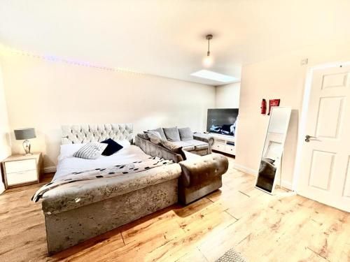 Lt Properties Luxury Luton town centre studio 65inch Tv Netflix Ground Floor 2