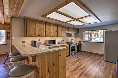 Victor Woodland Cabin Retreat with Fire Pit