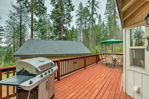 Cozy Hathaway Pines Mountain Cabin with Deck and Views!