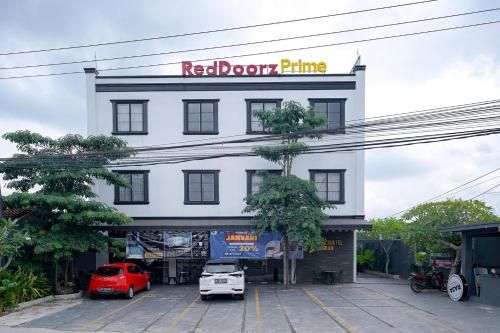 RedDoorz Premium at Raja Hostel Syariah