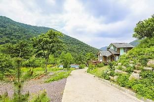 Goseong Gureumwiui Sanchaek Pension