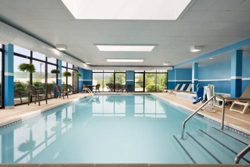 Holiday Inn Express & Suites North Brunswick