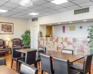 Econo Lodge Calhoun