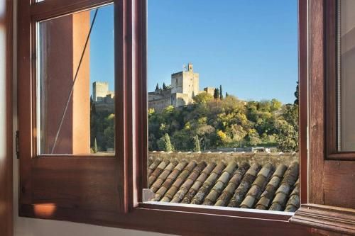 Luminous Alhambra view apartment in Albayzín