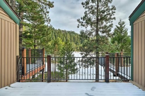 Pinecrest Retreat with Lake Access and Fireplace!