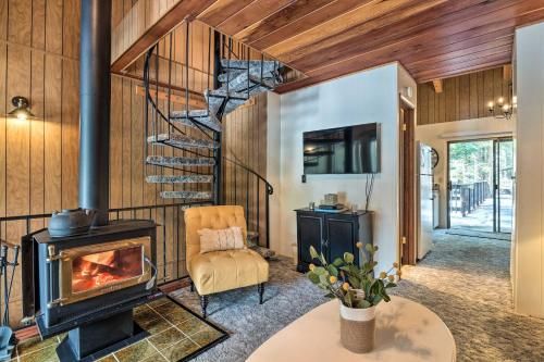 Pinecrest Retreat with Lake Access and Fireplace!