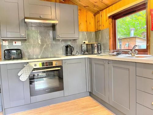 Snowdrop 13-Hot Tub-Woodlandlodges-Carmarthenshire