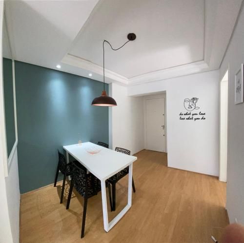 101- Lindo Apartamento Amplo e decorado, 2 quartos, sala, cozinha completa, mobiliario moderno, lavanderia , Excelente localização no bairro Bigorrilho
