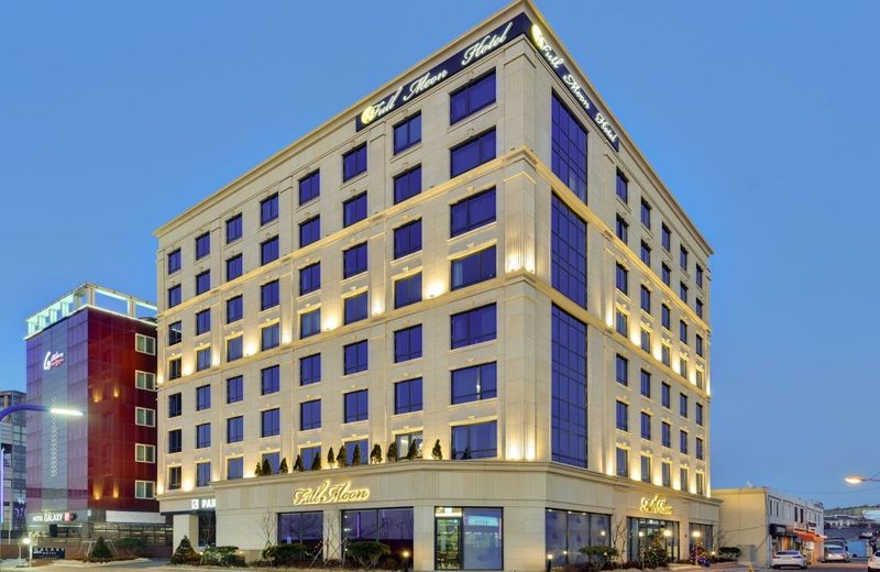fullmoonhotel