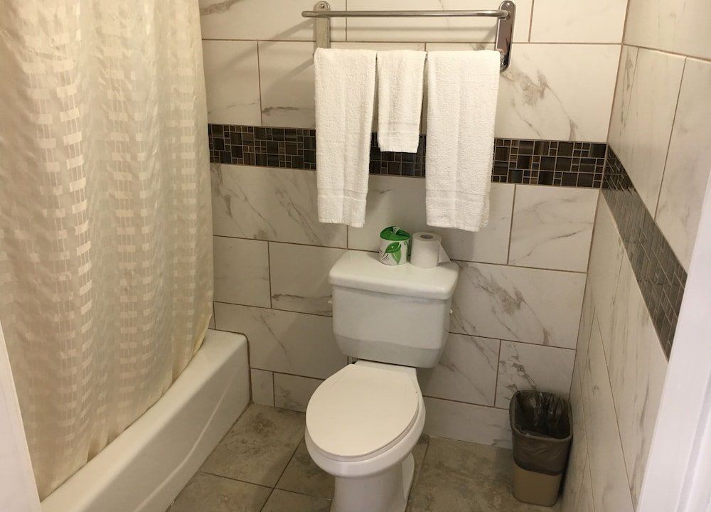 Travelodge by Wyndham Harbor City