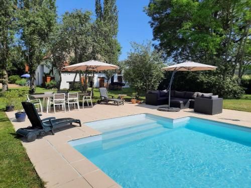 Authentic Holiday Home in Burgundy with Large Swimming Pool