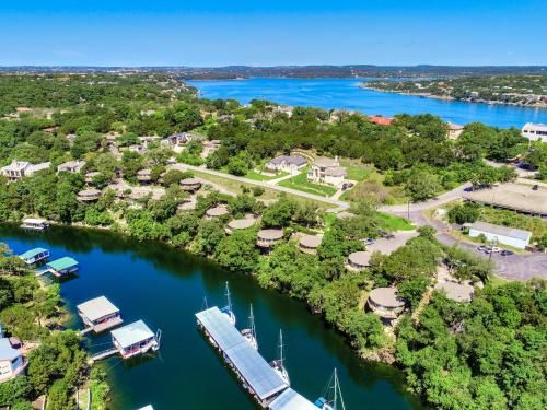 Bluff Side Bungalow on Lake Travis, pool & hot tub, next to marina (#9)