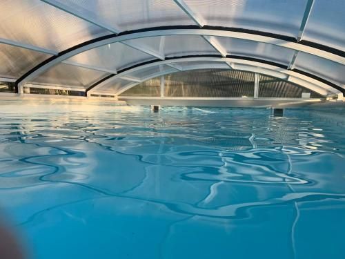 CALME VILLA DANS GOLF - PISCINE PRIVEE SECURISEE