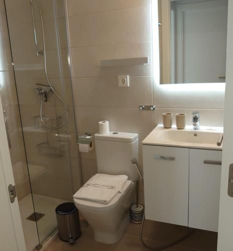New build modern ap 4 min walk to the beach and Marbella old town