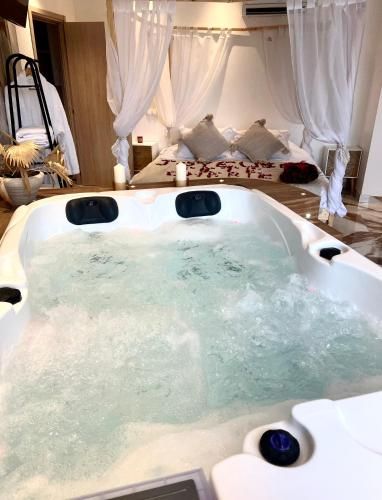 Suite La Boheme avec jacuzzi vu sur Pic Saint Loup