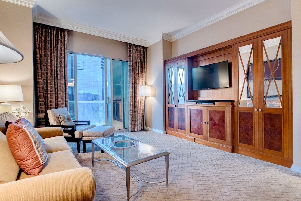 Signature Suite on the Strip