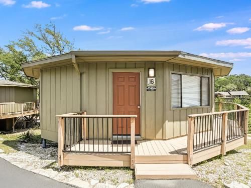 Treehouse Bungalow steps from Lake Travis, pool & hot tub, next to marina (#16)