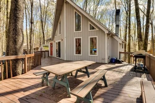 Spacious Pocono Lake House Near Skiing and Swimming!