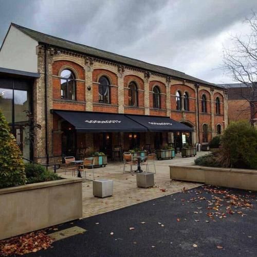 UNRIVALLED LOCATION FIVE STAR WORCESTER APARTMENT
