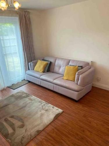 Modern 2 bedroom house with WIFI