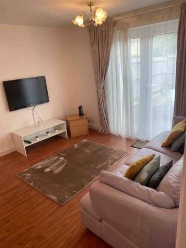 Modern 2 bedroom house with WIFI