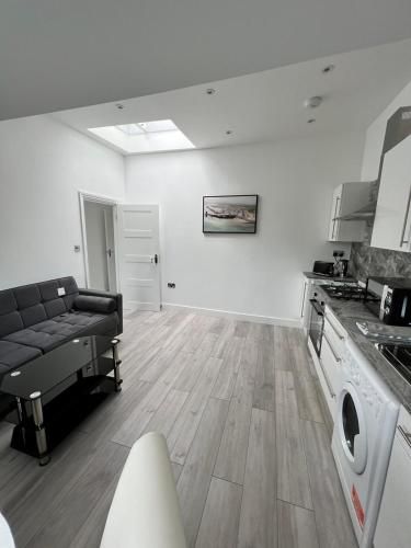 Lovely 2 Bedroom Flat with Roof Terrace in London NW6