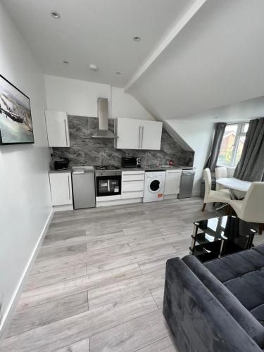 Lovely 2 Bedroom Flat with Roof Terrace in London NW6