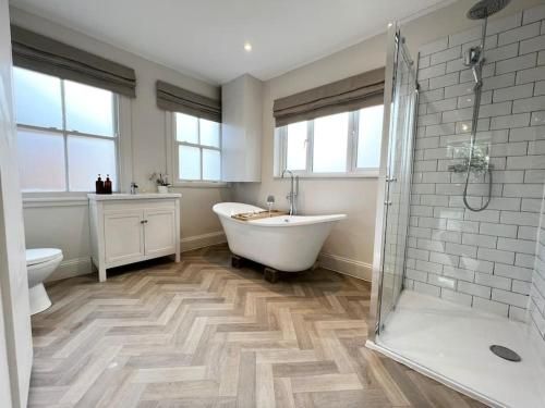 Entire Luxury apartment, 10mins from Cotswolds, Child friendly, Great Location & plenty of free parking nearby