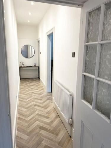Entire Luxury apartment, 10mins from Cotswolds, Child friendly, Great Location & plenty of free parking nearby