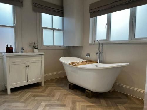 Entire Luxury apartment, 10mins from Cotswolds, Child friendly, Great Location & plenty of free parking nearby