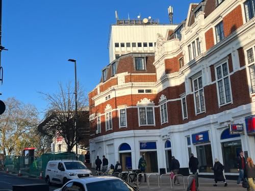 Private Apartment - Centre of West London - Next to Tube Station & Bus Link