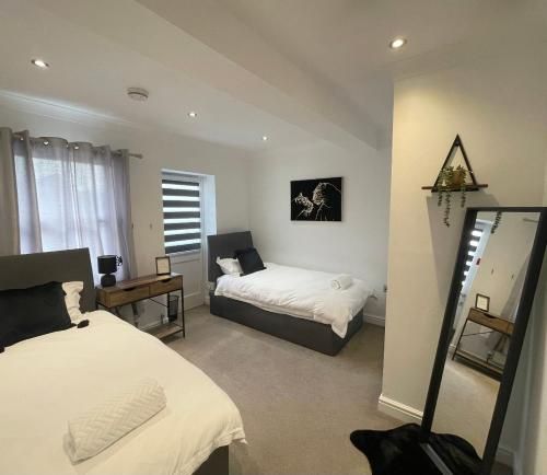 WATCH CHANGING OF THE GUARD AND WALK TO THE CASTLE! 2 Bedroom Apartment