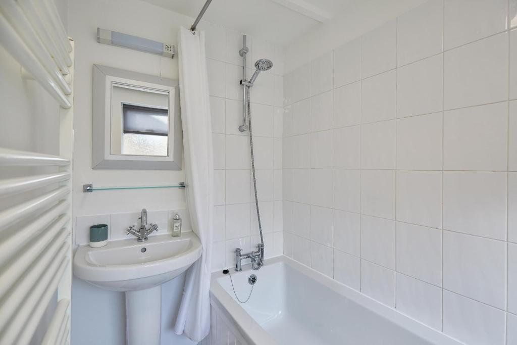 Host & Stay - Waterlily Cottage