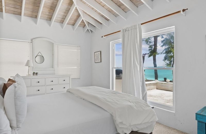 Beachfront White Palm Villa- Tar Bay, Great Exuma