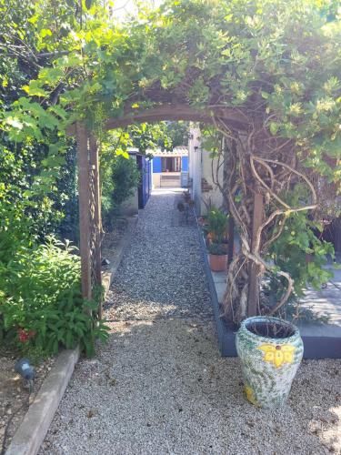 Studio les Iris climatisé, entre mer et collines, classé meublé de tourisme 2 étoiles