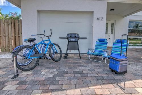 Relax Poolside & Walk or Bike to the Beach From This Amazing Naples Pool Home!