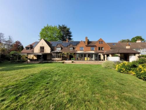 Remarkable 7-Bed House in Farnborough