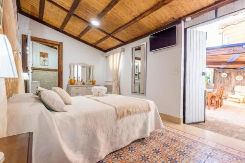 3 bedrooms villa with private pool enclosed garden and wifi at Penaflor
