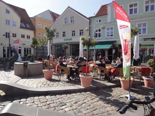 FEWO-fuer-2-Pers-Hafenblick-2-Ueckermuende-Stettiner-Haff-Ostsee-direkt-Yachthafen