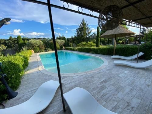 Grande villa avec piscine privative entre St Remy de Provence et Avignon