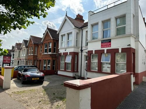 Malvern Lodge Guest House- Close to Beach, Train Station & Southend Airport