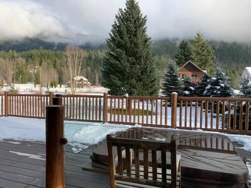 Revelstoke House Luxury Log House at Base of Resort