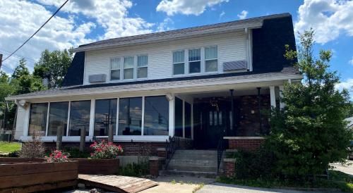 Twin Lakes Ice Creamery & Inn