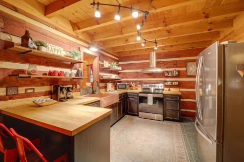 Gorgeous Log Cabin with 2 Decks and Fireplaces!