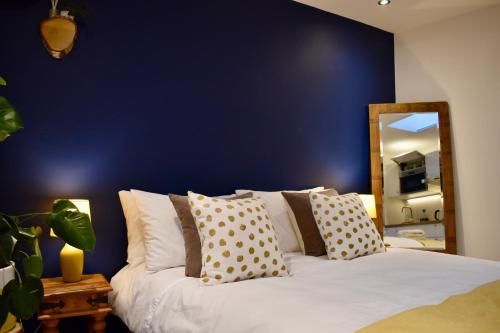 Stylish centrally-located studio with parking