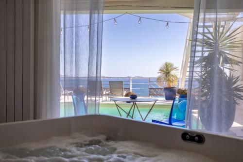 SUITE LOVE SPA VUE MER PISCINe 1