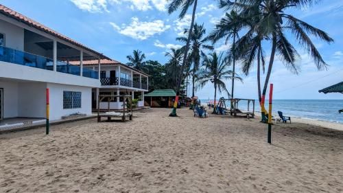 Beach Life Palomino - Beach Club & Party Hostel