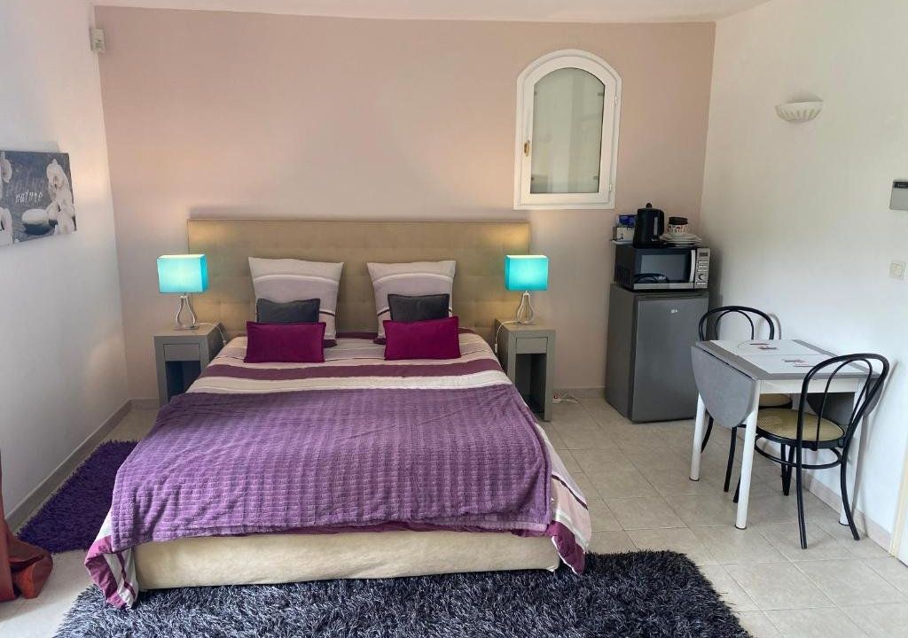 Chambre spacieuse indépendante dans villa plus parking privée