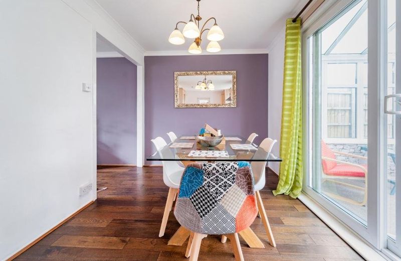 Dwellers Delight Living Ltd Serviced Accommodation, Chigwell, London 3 bedroom House, Upto 7 Guests, Free Wifi & Parking